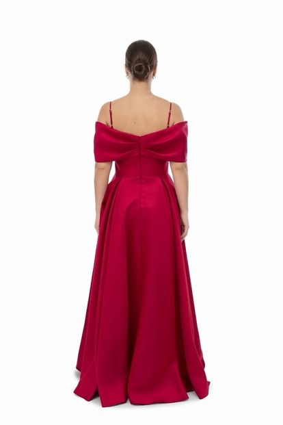 فستان سهرة من الساتان بمقاسات كبيرة مزين ببروش أحمر